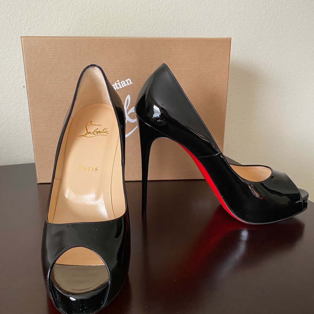 Peep toe platform pumps